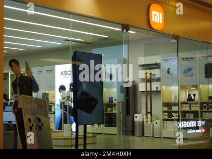 YICHANG, CHINA - 21. DEZEMBER 2022 - In Yichang, Provinz Hubei, wird Ein Mi Home Product Store am 21. Dezember 2022 gesehen. Xiaomi, der drittgrößte Smart der Welt Stockfoto