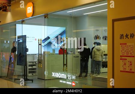 YICHANG, CHINA - 21. DEZEMBER 2022 - In Yichang, Provinz Hubei, wird Ein Mi Home Product Store am 21. Dezember 2022 gesehen. Xiaomi, der drittgrößte Smart der Welt Stockfoto