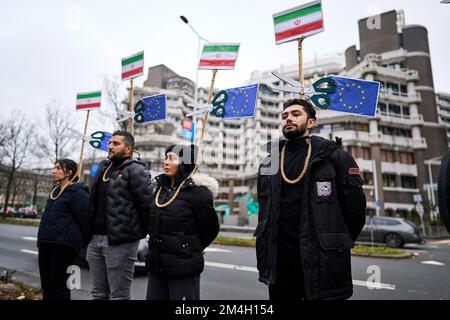 DEN HAAG - Niederlande, 21/12/2022, Demonstranten protestieren im Repräsentantenhaus gegen die iranische Regierung. Im Iran finden Massendemonstrationen für die Rechte der Frauen statt, die nach dem Tod des 22-jährigen Mahsa Amini begonnen haben. Sie starb im Gefängnis, nachdem sie von der Moralpolizei verhaftet wurde. ANP PHIL NIJHUIS niederlande raus - belgien raus Stockfoto