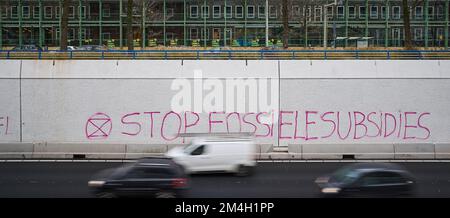 DEN HAAG - Klimaaktivisten von der Rebellion haben im Ministerium für Wirtschaft und Klima gespritzte Texte. Die Umweltschützer demonstrieren gegen Subventionen für die fossile Brennstoffindustrie. ANP PHIL NIJHUIS niederlande raus - belgien raus Stockfoto