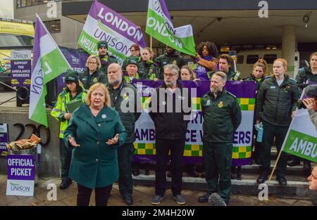 London, Großbritannien. 21.. Dezember 2022 Christina McAnea, Generalsekretärin von Unison, spricht vor den Medien außerhalb des Hauptsitzes des Londoner Ambulanzdienstes, während Tausende von Krankenwagen und Sanitätern ihren Streik in einem Streit über Bezahlung und Bedingungen beginnen. Kredit: Vuk Valcic/Alamy Live News Stockfoto