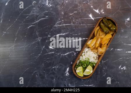 torta de res, typisch mexikanisches Gericht aus jalisco mit salzhaltigem Brot, Chilischoten und gerösteten Zwiebeln Stockfoto