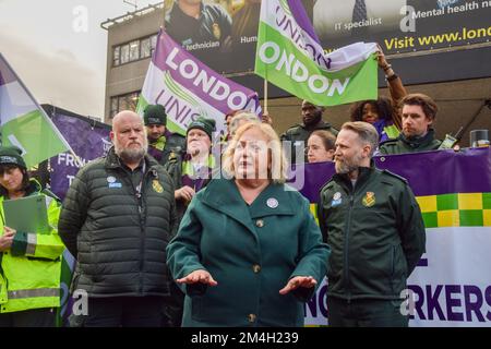 London, Großbritannien. 21.. Dezember 2022 Christina McAnea, Generalsekretärin von Unison, spricht vor den Medien außerhalb des Hauptsitzes des Londoner Ambulanzdienstes, während Tausende von Krankenwagen und Sanitätern ihren Streik in einem Streit über Bezahlung und Bedingungen beginnen. Kredit: Vuk Valcic/Alamy Live News Stockfoto
