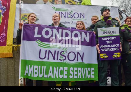 London, Großbritannien. 21.. Dezember 2022 Ambulanzmitarbeiter im Unison-Streik vor dem Londoner Ambulanzdienst-Hauptquartier, da Tausende von Ambulanzpersonal und Sanitätern ihren Streik in einem Streit über Bezahlung und Bedingungen beginnen. Kredit: Vuk Valcic/Alamy Live News Stockfoto