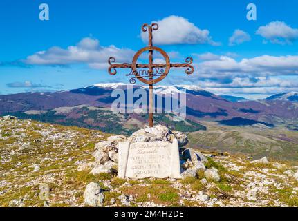 Monte La Serra (Italien) - der Gipfel von Monti del Cicolano neben Rieti und Salto, während der Herbstlaub, mit den Wanderer und der Höhle von S. Filippa Stockfoto