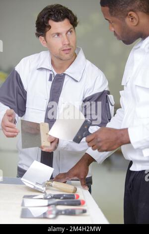 Industriearbeiter mit Putzwerkzeugen ein Haus Stockfoto