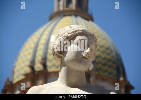 Die Piazza Pretoria, auch bekannt als Piazza della Vergogna, befindet sich im Viertel Kalsa in der Nähe des Quattro Canti. In der Mitte Stockfoto