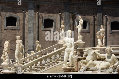 Die Piazza Pretoria, auch bekannt als Piazza della Vergogna, befindet sich im Viertel Kalsa in der Nähe des Quattro Canti. In der Mitte Stockfoto