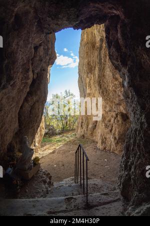 Monte La Serra (Italien) - der Gipfel von Monti del Cicolano neben Rieti und Salto, während der Herbstlaub, mit den Wanderer und der Höhle von S. Filippa Stockfoto