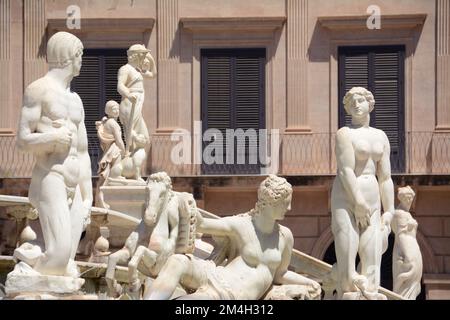 Die Piazza Pretoria, auch bekannt als Piazza della Vergogna, befindet sich im Viertel Kalsa in der Nähe des Quattro Canti. In der Mitte Stockfoto