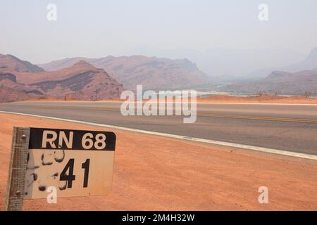 Route 68-Schild, in Argentinien, mit Straße im Hintergrund Stockfoto