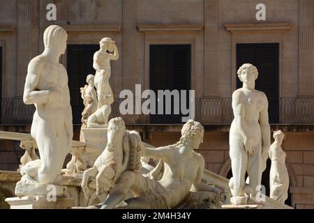 Die Piazza Pretoria, auch bekannt als Piazza della Vergogna, befindet sich im Viertel Kalsa in der Nähe des Quattro Canti. In der Mitte Stockfoto