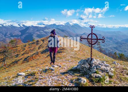 Monte La Serra (Italien) - der Gipfel von Monti del Cicolano neben Rieti und Salto, während der Herbstlaub, mit den Wanderer und der Höhle von S. Filippa Stockfoto