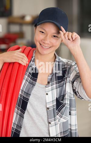 Junge Klempnerin lächelt vor der Kamera Stockfoto