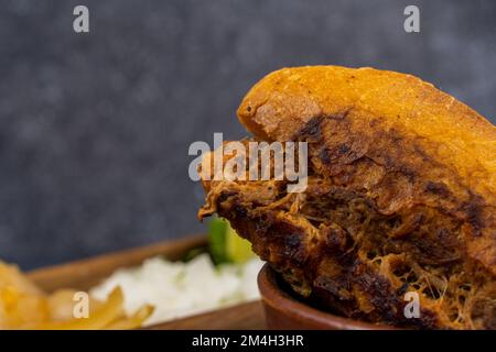 torta de res, typisch mexikanisches Gericht aus jalisco mit salzhaltigem Brot, Chilischoten und gerösteten Zwiebeln Stockfoto