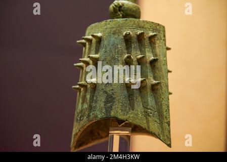 Nahaufnahme eines Musikinstruments aus altem chinesischem Bronzemonster Stockfoto