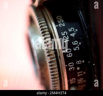 Nahaufnahme eines alten dreckigen und staubigen Retro-Film-Kameraobjektivs. Stockfoto