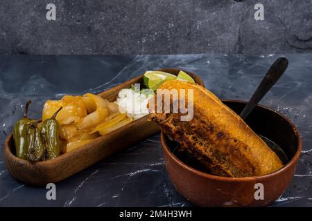 torta de res, typisch mexikanisches Gericht aus jalisco mit salzhaltigem Brot, Chilischoten und gerösteten Zwiebeln Stockfoto