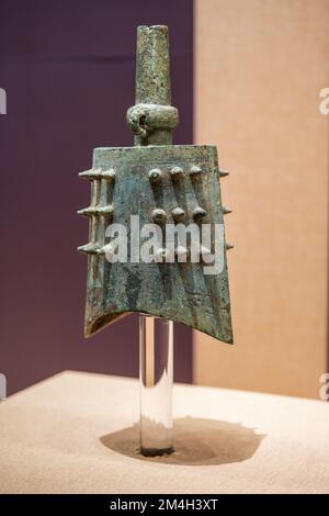 Nahaufnahme eines Musikinstruments aus altem chinesischem Bronzemonster Stockfoto