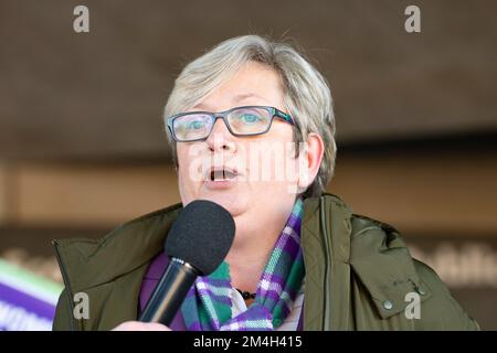 Edinburgh, Schottland, Großbritannien. 21.. Dezember 2022 Demonstranten, die von der Gruppe für Frauen in Schottland organisiert wurden, treffen sich vor dem schottischen Parlament, um die Schlussabstimmung über das Gesetz zur Reform der Geschlechteranerkennung (Schottland) abzuwarten, das heute verabschiedet werden soll. Das Gesetz würde allow16-Jährige dazu bringen, das Geschlecht durch Unterzeichnung einer Erklärung zu ändern. Die Gruppe ist gegen den Gesetzentwurf. Joanna Cherry SNP-MP, die bei der Kundgebung spricht. Iain Masterton/Alamy Live News Stockfoto