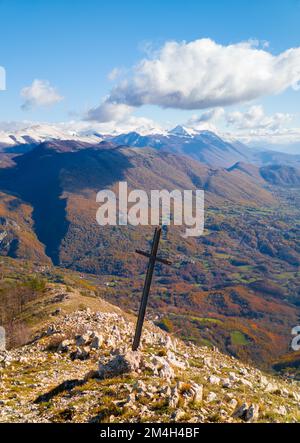 Monte La Serra (Italien) - der Gipfel von Monti del Cicolano neben Rieti und Salto, während der Herbstlaub, mit den Wanderer und der Höhle von S. Filippa Stockfoto