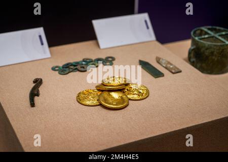 Nahaufnahme der alten chinesischen Goldkuchen in einem Museum Stockfoto