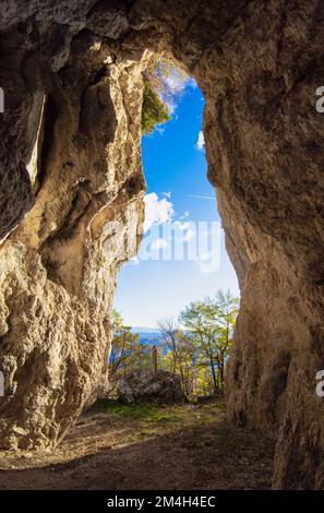 Monte La Serra (Italien) - der Gipfel von Monti del Cicolano neben Rieti und Salto, während der Herbstlaub, mit den Wanderer und der Höhle von S. Filippa Stockfoto