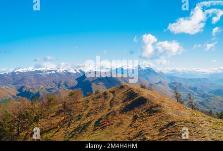 Monte La Serra (Italien) - der Gipfel von Monti del Cicolano neben Rieti und Salto, während der Herbstlaub, mit den Wanderer und der Höhle von S. Filippa Stockfoto