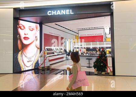 Bangkok, Thailand. 21.. Dezember 2022. Eine Frau geht an einem Chanel-Laden im Siam Paragon-Einkaufszentrum in Bangkok vorbei. (Foto: Peerapon Boonyakiat/SOPA Image/Sipa USA) Guthaben: SIPA USA/Alamy Live News Stockfoto