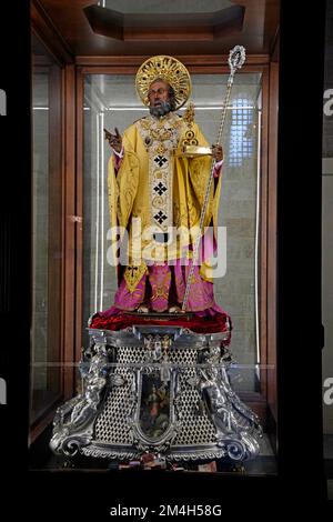 Statue des Heiligen Nikolaus im linken Gang der Basilika, Basilika San Nicola, Bari, Provinz Bari, Region Apulien, Italien Stockfoto