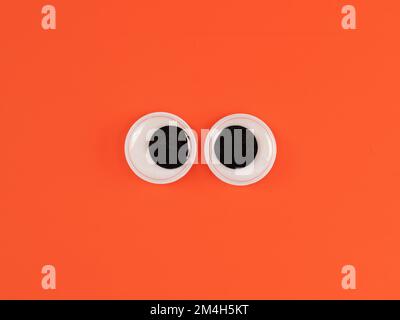 Süße, schwule Augen, witzig isoliert auf hellem orangefarbenen Hintergrund, Copy-Space-Logo Stockfoto