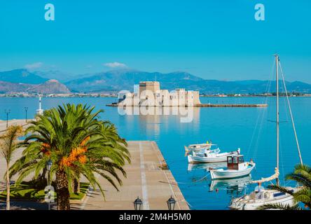 Blick auf den Hafen von Napflio und Burg Bourtzi in der Ägäis in Griechenland Stockfoto