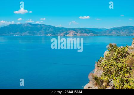 Ein Blick über die Ägäis, von der Spitze eines Hügels mit stacheligen Birnen-Kakteen, in Napflio, Griechenland Stockfoto