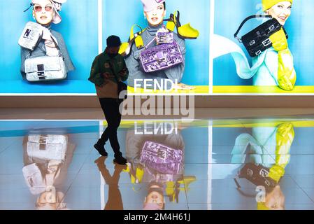 Bangkok, Thailand. 21.. Dezember 2022. Ein Mann geht an einem Fendi-Laden im Einkaufszentrum Siam Paragon in Bangkok vorbei. (Kreditbild: © Peerapon Boonyakiat/SOPA Images via ZUMA Press Wire) Stockfoto