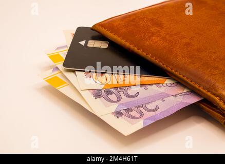 Nahaufnahme einer hellbraunen Lederbörse mit Bankkarten, 10- und 20-Pfund-Scheinen Stockfoto