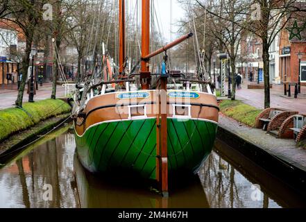 Papenburg, Deutschland. 21.. Dezember 2022. Die Nachbildung einer historischen Manschette, ein typisches papenburgisches Frachtschiff namens „Margaretha von Papenburg“, liegt im Hauptkanal bei bewölktem Wetter. Kredit: Hauke-Christian Dittrich/dpa/Alamy Live News Stockfoto