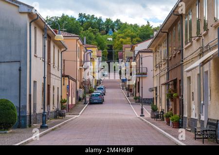 Montebello sul Sangro (Abruzzen, Italien) - Ein kleines Dorf in der Provinz Chieti, berühmt für die Geisterstadt Buonanotte, verlassen nach einem Erdrutsch Stockfoto