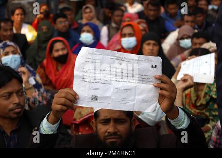 Dhaka, Dhaka, Bangladesch. 21.. Dezember 2022. Die Zukunft der meisten zertifizierten Lehrer in den letzten 16 Jahren ist ungewiss, da sie trotz der von der NTRCA (Non Government Teachers Registration and Certification Authority) ausgestellten Bescheinigungen über die Vermittlung von Lehrkräften nicht beschäftigt waren. Die Zulassungsinhaber haben in den letzten 200 Tagen einen Massenhungerstreik abgehalten und haben heute 4 Stunden lang die Straße an der Shahbag-Kreuzung in Dhaka blockiert. Dies führte zu massiven Staus und zu einer Pattsituation mit der Polizei. Im gegenseitigen Einvernehmen verließen die Lehrer die Straßen, aber der Protest conti Stockfoto