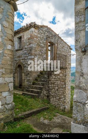 Montebello sul Sangro (Abruzzen, Italien) - Ein kleines Dorf in der Provinz Chieti, berühmt für die Geisterstadt Buonanotte, verlassen nach einem Erdrutsch Stockfoto