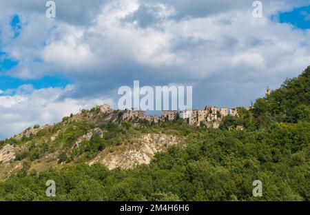 Montebello sul Sangro (Abruzzen, Italien) - Ein kleines Dorf in der Provinz Chieti, berühmt für die Geisterstadt Buonanotte, verlassen nach einem Erdrutsch Stockfoto