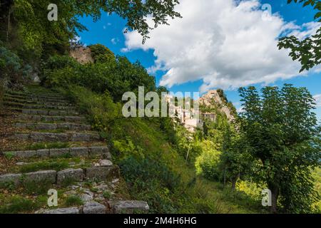 Montebello sul Sangro (Abruzzen, Italien) - Ein kleines Dorf in der Provinz Chieti, berühmt für die Geisterstadt Buonanotte, verlassen nach einem Erdrutsch Stockfoto