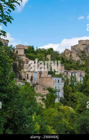 Montebello sul Sangro (Abruzzen, Italien) - Ein kleines Dorf in der Provinz Chieti, berühmt für die Geisterstadt Buonanotte, verlassen nach einem Erdrutsch Stockfoto