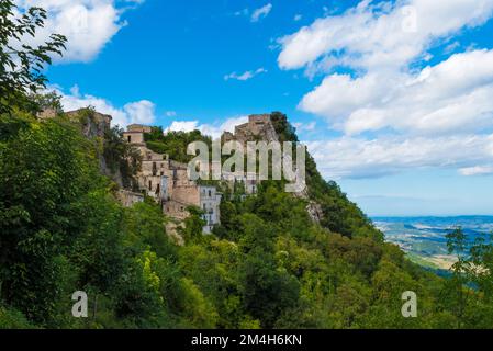 Montebello sul Sangro (Abruzzen, Italien) - Ein kleines Dorf in der Provinz Chieti, berühmt für die Geisterstadt Buonanotte, verlassen nach einem Erdrutsch Stockfoto