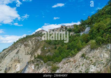 Montebello sul Sangro (Abruzzen, Italien) - Ein kleines Dorf in der Provinz Chieti, berühmt für die Geisterstadt Buonanotte, verlassen nach einem Erdrutsch Stockfoto