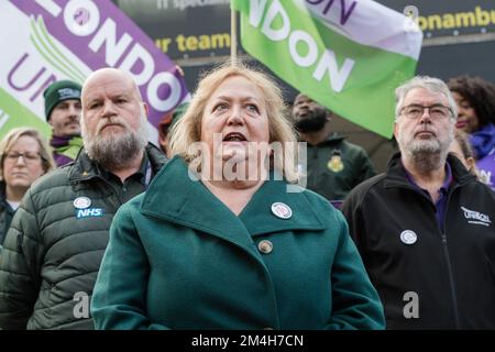 London, Großbritannien. 21.. Dezember 2022. DIE UNISON-Generalsekretärin Christina McAnea schließt sich während der größten Streikaktion seit 30 Jahren Krankenwagen an die Streikposten vor der Waterloo Ambulance Station im Zentrum von London an. Heute gehen 25.000 Ambulanzmitarbeiter in einem koordinierten Streik von Unite, Unison und GMB Gewerkschaften in einem Streit um die Bezahlung zusammen mit Sanitätern, 999 Notrufhelfern und Notfallhelfern bei 10 der 11 Treuhandgesellschaften in England und Wales. Kredit: Wiktor Szymanowicz/Alamy Live News Stockfoto