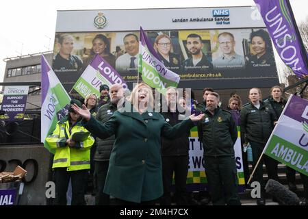 London, Großbritannien. 21.. Dezember 2022. DIE UNISON-Generalsekretärin Christina McAnea schließt sich während der größten Streikaktion seit 30 Jahren Krankenwagen an die Streikposten vor der Waterloo Ambulance Station im Zentrum von London an. Heute gehen 25.000 Ambulanzmitarbeiter in einem koordinierten Streik von Unite, Unison und GMB Gewerkschaften in einem Streit um die Bezahlung zusammen mit Sanitätern, 999 Notrufhelfern und Notfallhelfern bei 10 der 11 Treuhandgesellschaften in England und Wales. Kredit: Wiktor Szymanowicz/Alamy Live News Stockfoto