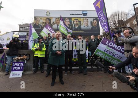 London, Großbritannien. 21.. Dezember 2022. DIE UNISON-Generalsekretärin Christina McAnea schließt sich während der größten Streikaktion seit 30 Jahren Krankenwagen an die Streikposten vor der Waterloo Ambulance Station im Zentrum von London an. Heute gehen 25.000 Ambulanzmitarbeiter in einem koordinierten Streik von Unite, Unison und GMB Gewerkschaften in einem Streit um die Bezahlung zusammen mit Sanitätern, 999 Notrufhelfern und Notfallhelfern bei 10 der 11 Treuhandgesellschaften in England und Wales. Kredit: Wiktor Szymanowicz/Alamy Live News Stockfoto
