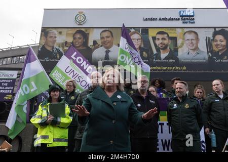 London, Großbritannien. 21.. Dezember 2022. DIE UNISON-Generalsekretärin Christina McAnea schließt sich während der größten Streikaktion seit 30 Jahren Krankenwagen an die Streikposten vor der Waterloo Ambulance Station im Zentrum von London an. Heute gehen 25.000 Ambulanzmitarbeiter in einem koordinierten Streik von Unite, Unison und GMB Gewerkschaften in einem Streit um die Bezahlung zusammen mit Sanitätern, 999 Notrufhelfern und Notfallhelfern bei 10 der 11 Treuhandgesellschaften in England und Wales. Kredit: Wiktor Szymanowicz/Alamy Live News Stockfoto