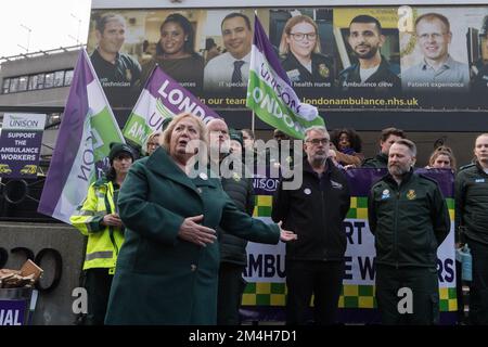 London, Großbritannien. 21.. Dezember 2022. DIE UNISON-Generalsekretärin Christina McAnea schließt sich während der größten Streikaktion seit 30 Jahren Krankenwagen an die Streikposten vor der Waterloo Ambulance Station im Zentrum von London an. Heute gehen 25.000 Ambulanzmitarbeiter in einem koordinierten Streik von Unite, Unison und GMB Gewerkschaften in einem Streit um die Bezahlung zusammen mit Sanitätern, 999 Notrufhelfern und Notfallhelfern bei 10 der 11 Treuhandgesellschaften in England und Wales. Kredit: Wiktor Szymanowicz/Alamy Live News Stockfoto