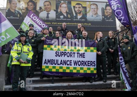London, Großbritannien. 21.. Dezember 2022. DIE UNISON-Generalsekretärin Christina McAnea schließt sich während der größten Streikaktion seit 30 Jahren Krankenwagen an die Streikposten vor der Waterloo Ambulance Station im Zentrum von London an. Heute gehen 25.000 Ambulanzmitarbeiter in einem koordinierten Streik von Unite, Unison und GMB Gewerkschaften in einem Streit um die Bezahlung zusammen mit Sanitätern, 999 Notrufhelfern und Notfallhelfern bei 10 der 11 Treuhandgesellschaften in England und Wales. Kredit: Wiktor Szymanowicz/Alamy Live News Stockfoto